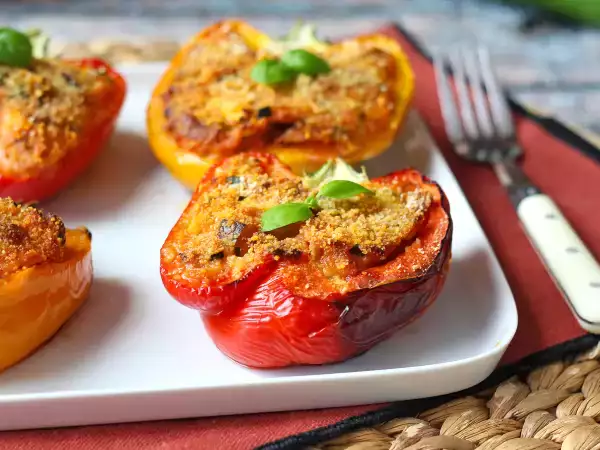 Ricetta Peperoni ripieni vegetariani al forno: la ricetta facile e saporita con verdure e mozzarella