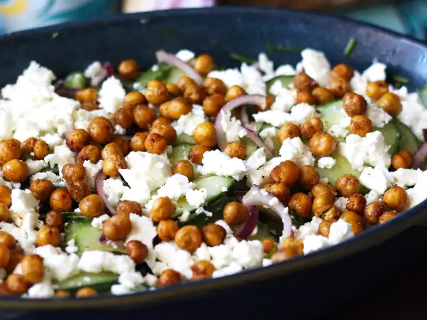 Ricetta Insalata di cetrioli con ceci croccanti, avocado e feta