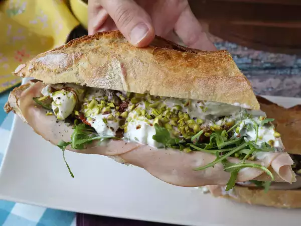 Ricetta Panino gourmet con mortadella, burrata, pesto e pistacchi