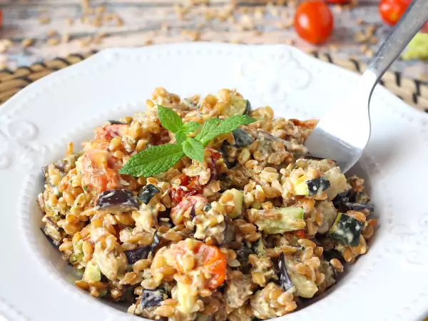Ricetta Insalata di farro cremosa con zucchine, melanzane e pomodorini
