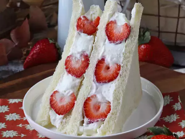 Ricetta Ichigo sando: il sandwich giapponese alle fragole soffice e irresistibile