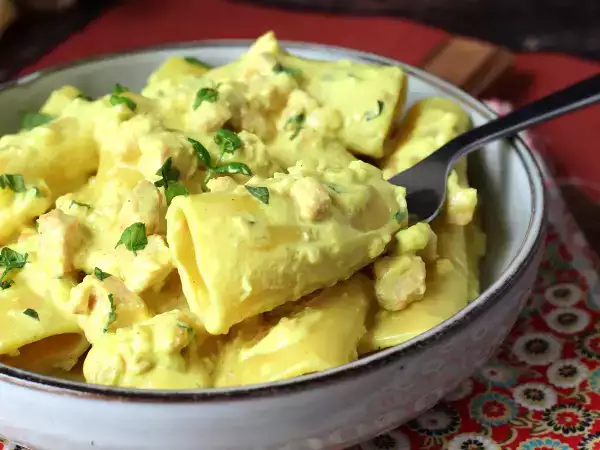 Ricetta Paccheri cremosi con salmone, menta e zafferano