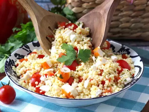 Ricetta Insalata di couscous perlato con surimi, pomodorini e feta: fresca e colorata