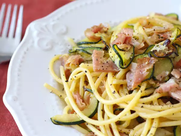 Ricetta Pasta con zucchine e speck croccante: ricetta facile salva pranzo e cena