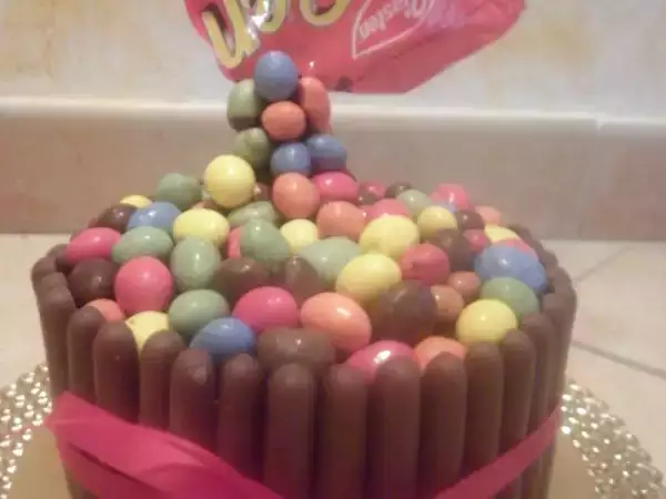 Ricetta Gravity cake al cioccolato con cascata di confetti