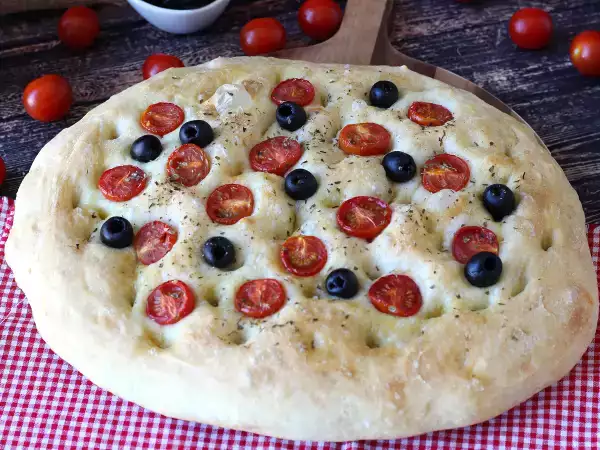 Ricetta Focaccia alta e soffice con pomodorini, olive e origano