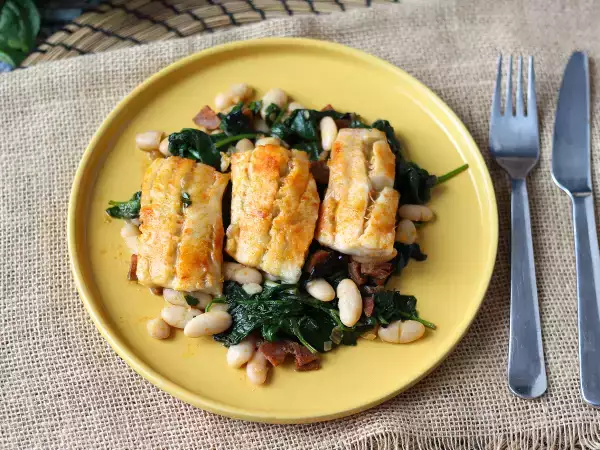Ricetta Merluzzo in friggitrice ad aria con spinaci, fagioli e chorizo