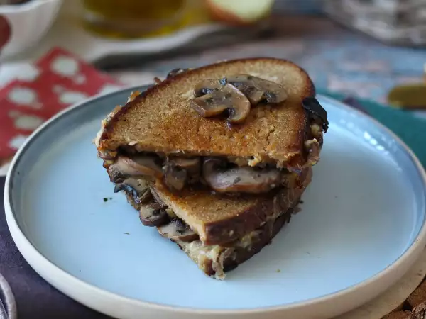 Ricetta Grilled cheese ai funghi e formaggio filante