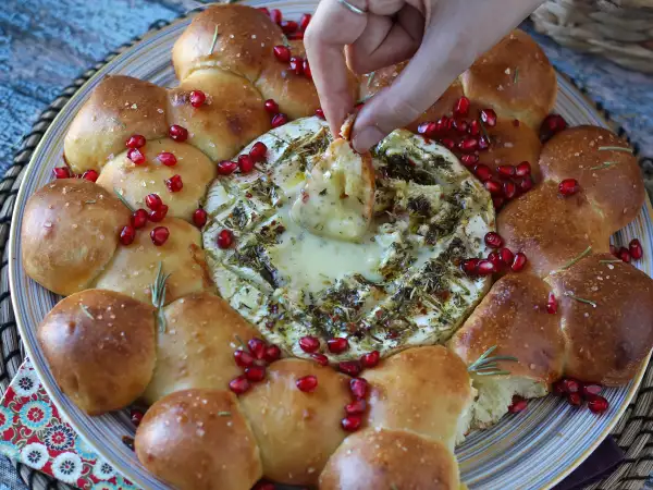 Ricetta Corona di pan brioche con brie al forno: l'antipasto caldo e filante da condividere