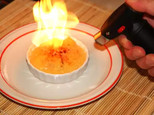 Ricetta La ricetta della crema catalana e la mini fiamma ossidrica