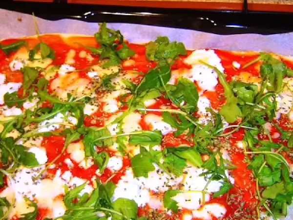 Ricetta Pizza con mozzarella, ricotta di bufala e rucola