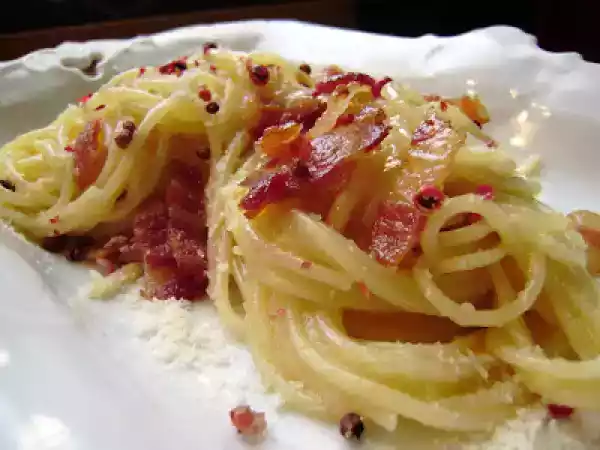 Ricetta Spaghetti alla carbonara con pancetta affumicata