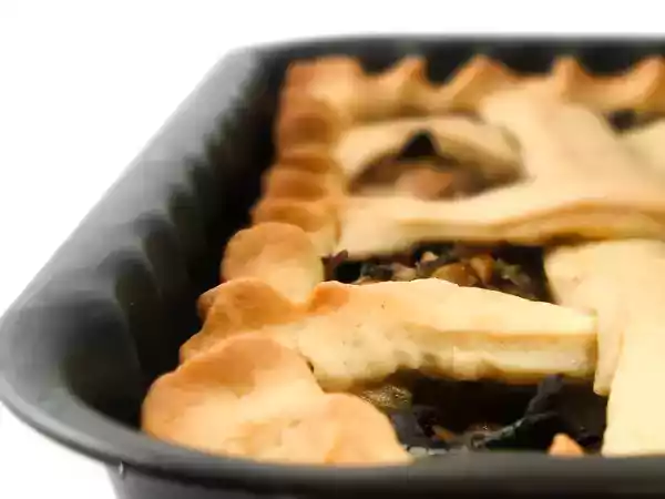 Ricetta Torta salata con scarola, olive, capperi e uvetta