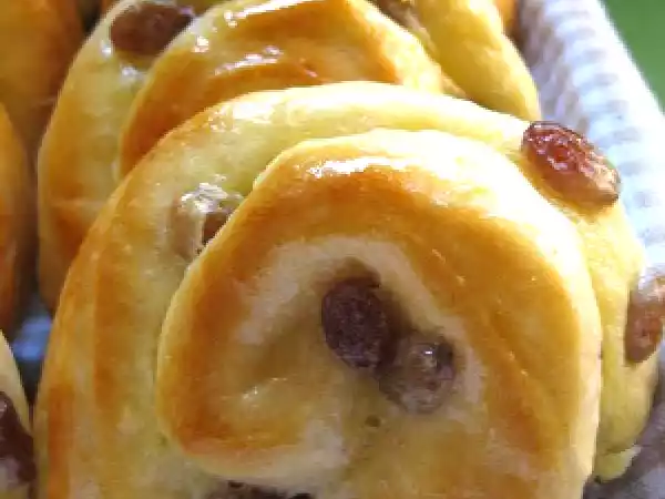 Ricetta Girelle alla crema e uvetta (o pain aux raisin)