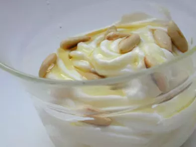 Yogurt greco con miele e pinoli tostati