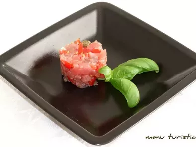 Ricetta Tartare di tonno con pomodorini capperi e basilico