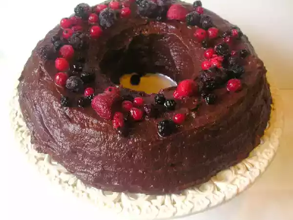 Ricetta Ciambella di albumi con frutti di bosco e cioccolato