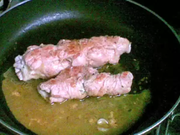 Ricetta Rolata di tacchino alla mozzarella e prosciutto.