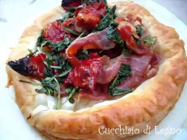 Ricetta Sfogliatine al prosciutto, rucola e pomodori secchi