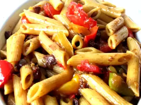 Ricetta Penne con peperoni, pinoli, uvetta e curry