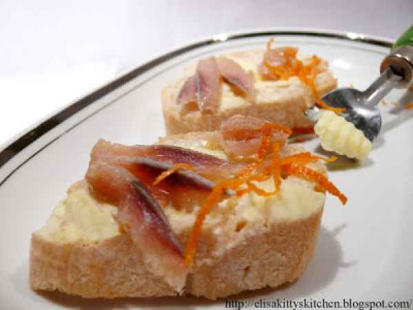 Crostini con filetti di aringa affumicata e arancia