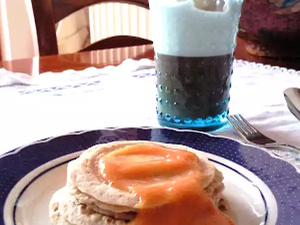Ricetta Pancakes con salsa alla pesca e lavanda + caffè-latte : colazione light!