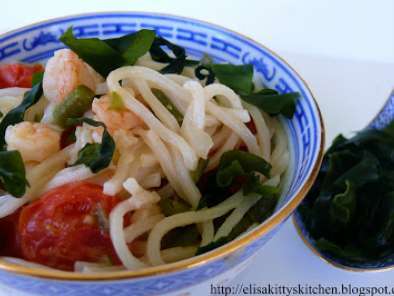 Ricetta Canton noodle con gamberetti, verdure e alga wakame