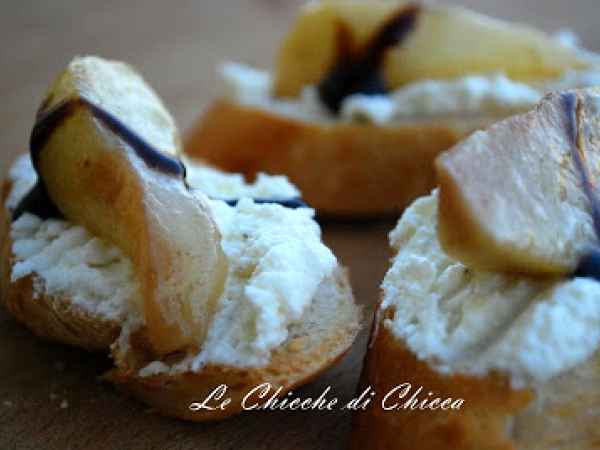 Ricetta Crostini di caprino e pere