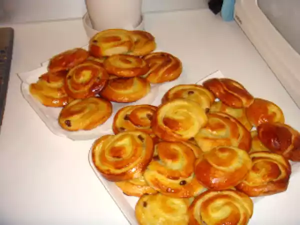 Ricetta Girelle alla crema ed uvetta di paoletta