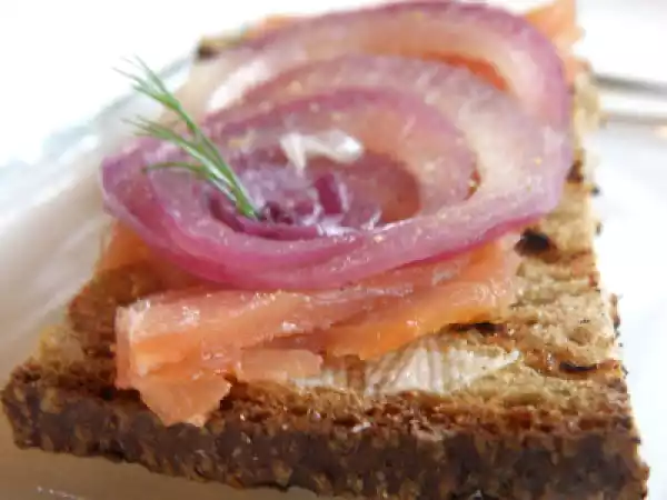 Ricetta Crostini neri di salmone e cipolla di tropea