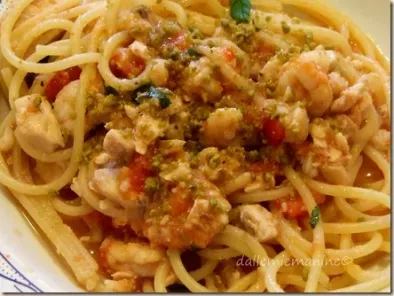 Ricetta Spaghetti pesce spada e gamberetti al pistacchio.