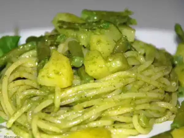 Ricetta Spaghetti con patate, fagiolini e pesto.