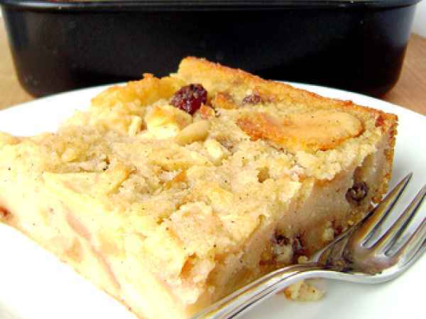 Torta di pane con mele, uvetta e pinoli