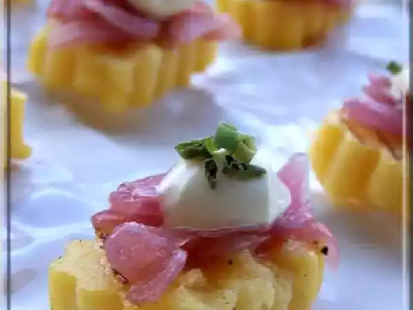 Ricetta Assaggio d'autunno: crostini di polenta con confit di cipolla rossa e panna acida
