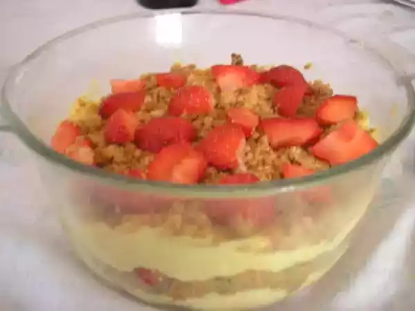 Ricetta Trifle alle fragole, crema chantilly e crumble