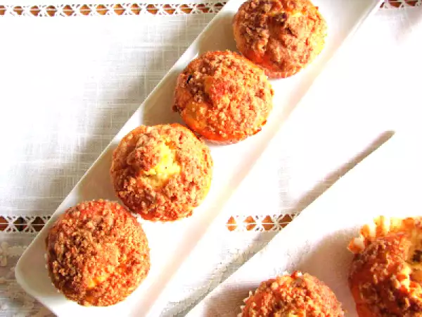 Ricetta Quando la torta si traveste da muffin alle mele, uvetta, pinoli e streusel topping