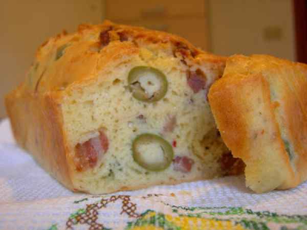 Ricetta Cake pancetta olive e pistacchi