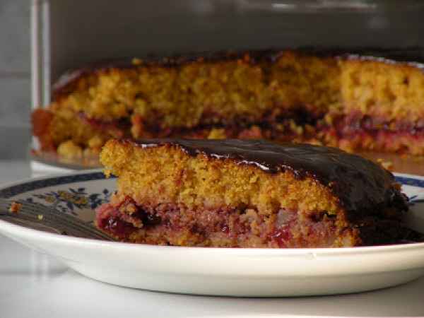 Ricetta Torta di polenta socchievina con marmellata di ribes e glassa di cioccolato