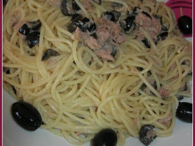 Ricetta Spaghetti tonno burro ed olive nere