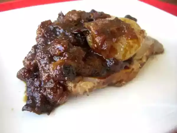 Ricetta Arista in agrodolce con cipolline, mele, prugne e uvetta