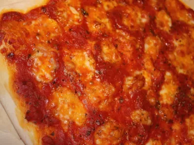 Ricetta Pizza al taleggio, cipolle rosse e noci