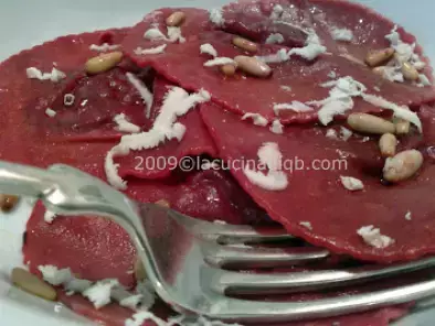 Ricetta Le vie en rose: ravioli con rapa e taleggio dop, pinoli e ricotta affumicata
