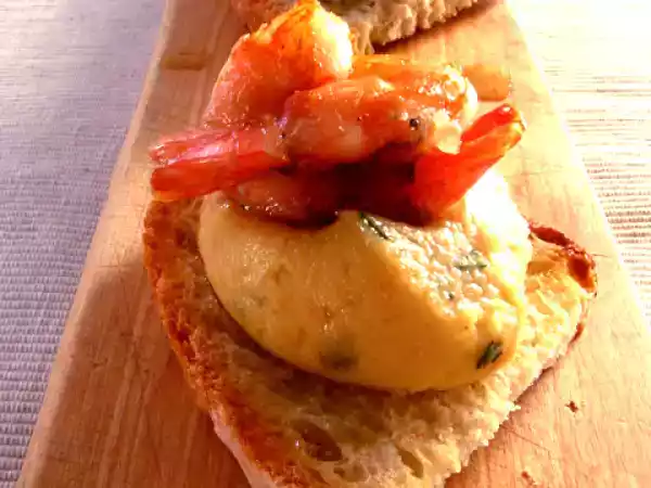 Ricetta Crostoni di pane toscano con mousse tiepida di ceci, gamberi e lardo di colonnata