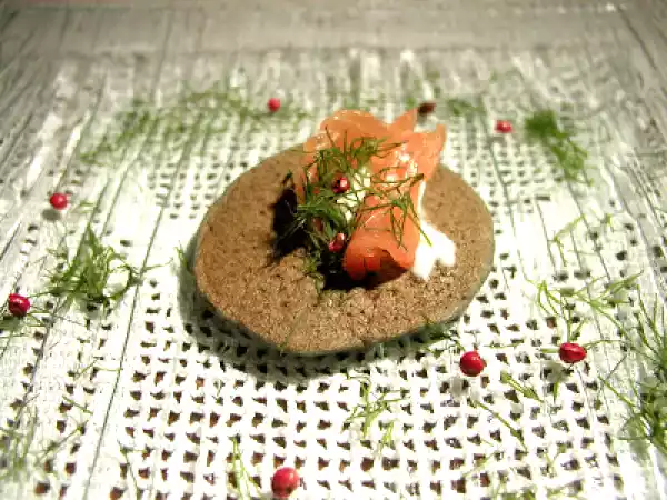 Ricetta Blinis neri con salmone marinato e panna acida home-made