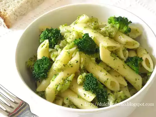Ricetta Penne con broccoli, alici e mollica