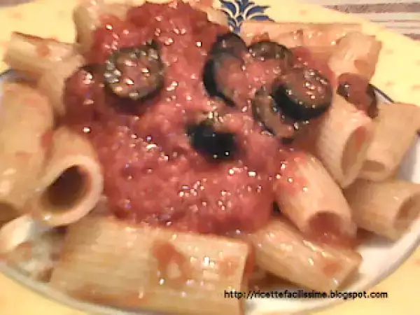 Ricetta Rigatoni alla zingara con pomodoro, olive e mozzarella filante