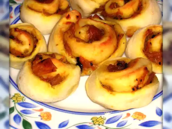 Ricetta Roselline di pane ai peperoni, capperi e olive