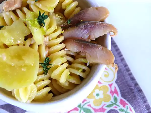 Ricetta Pasta e patate con aringa affumicata, limone e timo