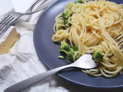 Ricetta Spaghetti broccoli e camembert