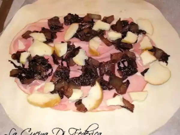 Ricetta Strudel di pasta sfoglia con radicchio, prosciutto e scamorza